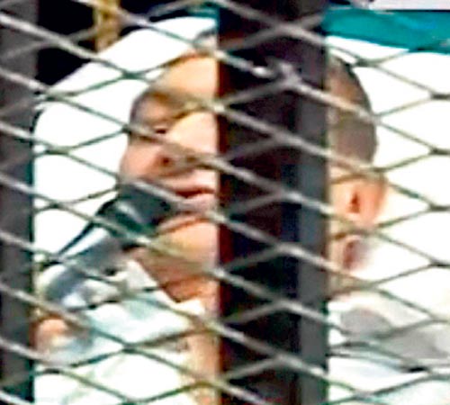 <p>Increíble. Hosni Mubarak llegó en camilla a la audiencia.</p>