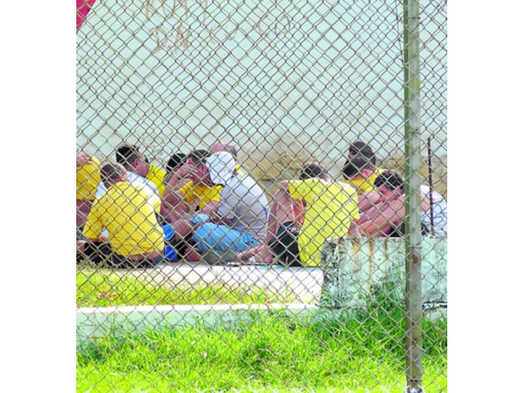 En Chiriquí, los reos toman el sol sentados en el suelo por la falta de estructuras.