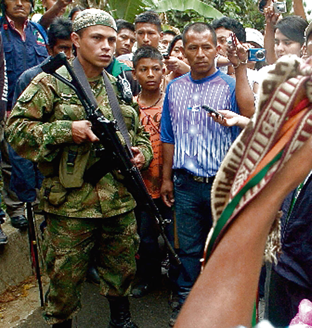 Rodean a guerrillero.(EFE)
