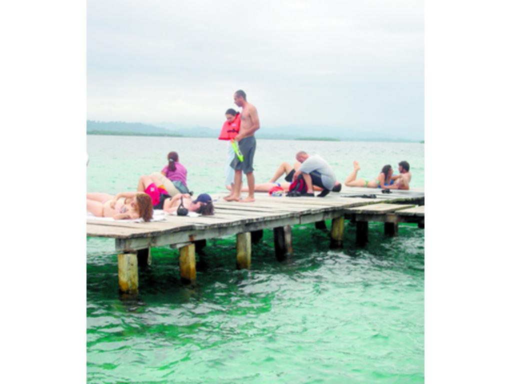 A Bocas llegan aviones cargados de turistas europeos y estadounidenses que buscan disfrutar de las paradisiacas playas de esa provincia. En los últimos años se ha registrado una fuerte inversión en estructuras. (Leonardo Machuca)