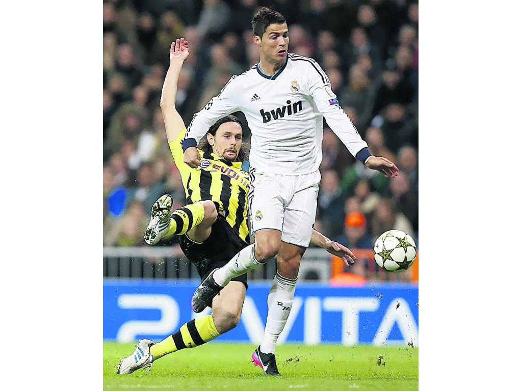 Controlado. Cristiano Ronaldo (izq.) estuvo bien marcado durante todo el partido por la zaga del conjunto alemán.(EFE)