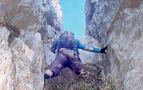 <p>Trabajo. Un equipo trabaja en el desierto de Texas, una zona con escarpados.</p>