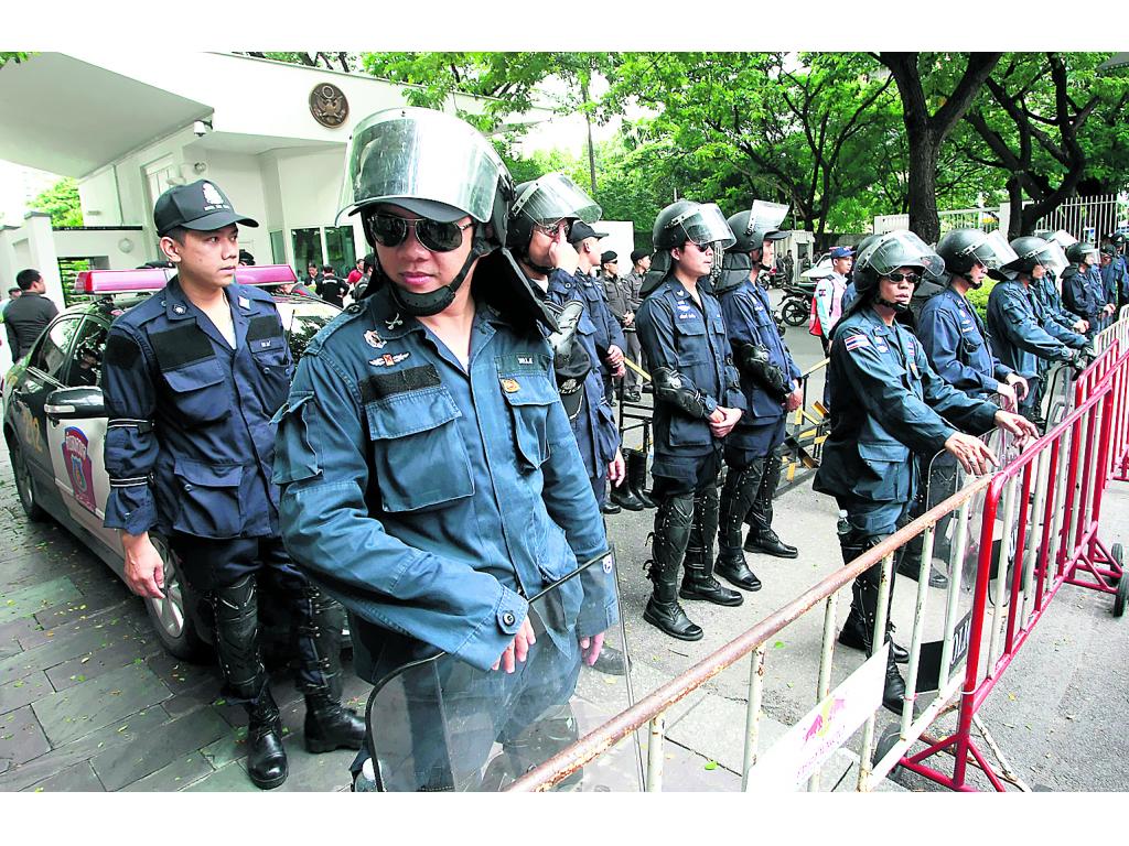 Seguridad. La policía hace guardia cerca de la Embajada.(AP)