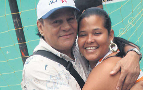 <p>Figura. Todas querían fotografiarse con El Cholo.</p>