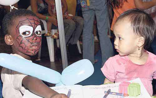 <p>Feliz. Ella pensará: Miren quién esta allí, el niño araña.</p>