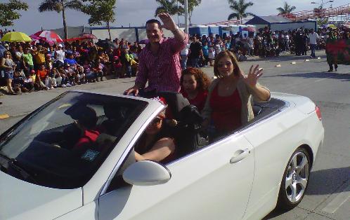 El ministro de Desarrollo Social Guillermo Ferrufino formó parte del desfile. Foto/Victor Arosemena.<br>