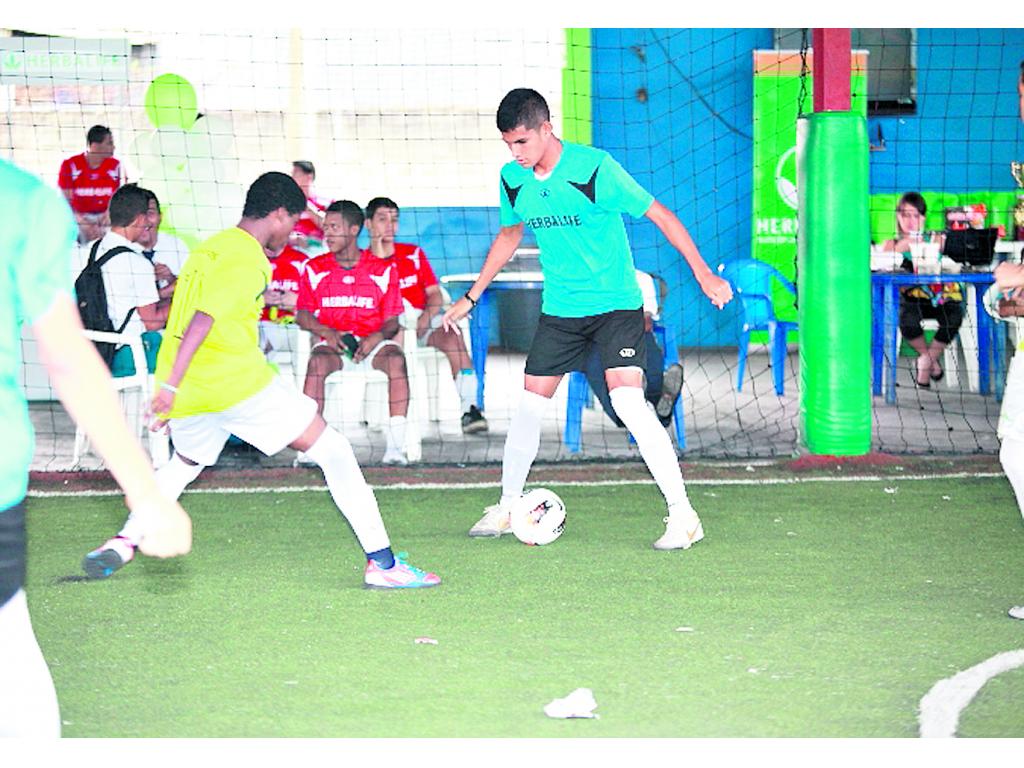 Acción entre los jugadores hábiles y talentosos Lloyd Henry (amarillo) y Noriel Meneses, el máximo goleador.()