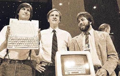 <p>Foto de 1984 de Steve Jobs, a la izquierda, John Sculley, centro, y Steve Wozniak, en la presentación de Apple IIc.</p>