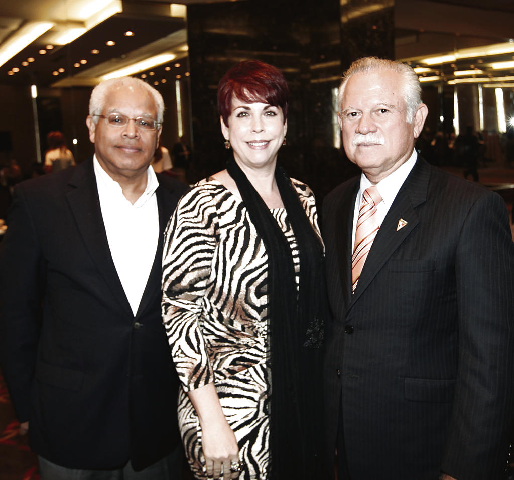 Moisés Véliz, Elisa Suárez de Gómez y Félix H. Cuevas. ()