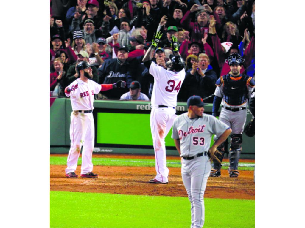 Dustin Pedroia (izq.) recibe en el home plate a Big Papi Ortiz.(AP)
