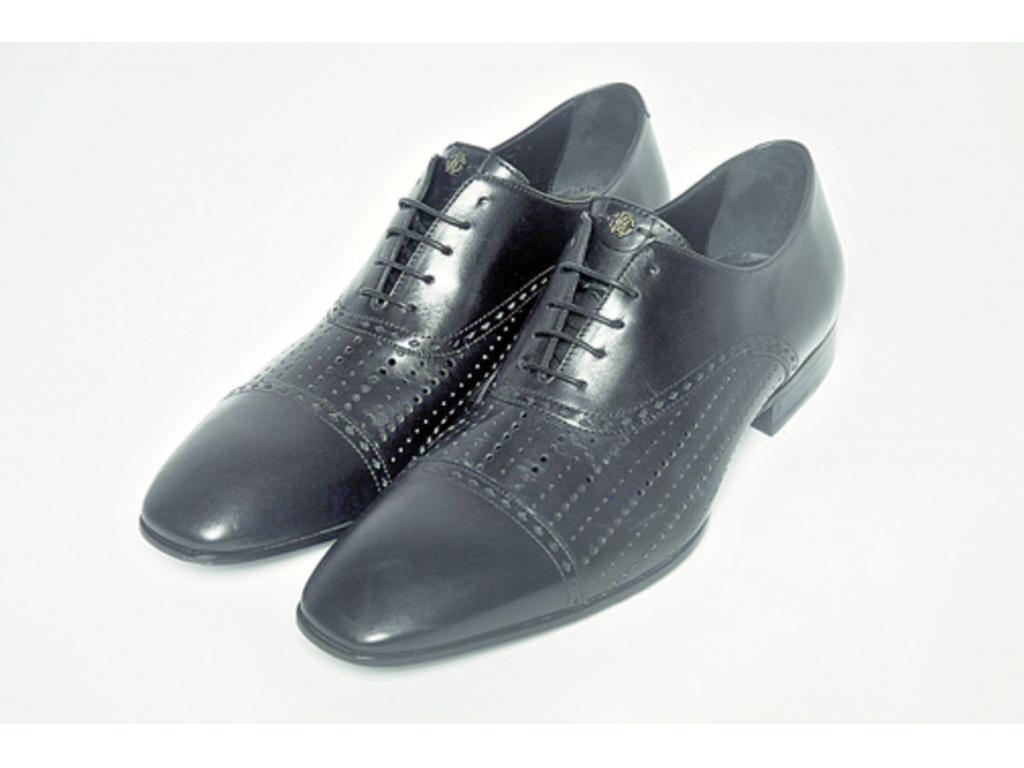 Roberto Cavalli. Calzados para caballeros en color negro con las iniciales del diseñador italiano en la parte de arriba. El diseño es perfecto para unirlo a un juego de saco.