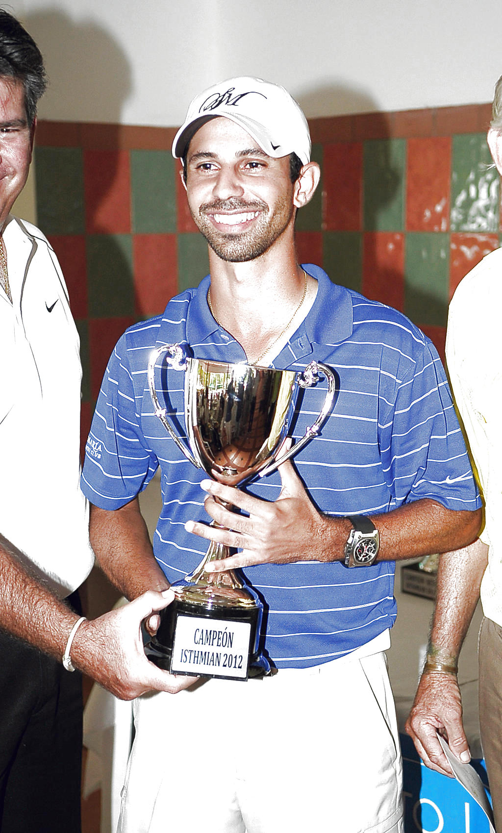 Alegría. Miguel Ordóñez, con el trofeo que lo convierte en el campeón del Istmo.(Levi cruz)
