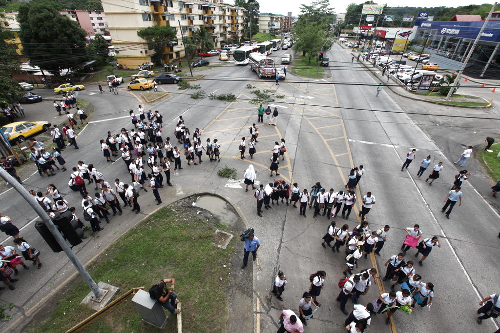 Por espacio de 20 minutos los estudiantes cerraron los cuatro paños de la Tumba Muerto. Foto/Noriel Gutiérrez<br>