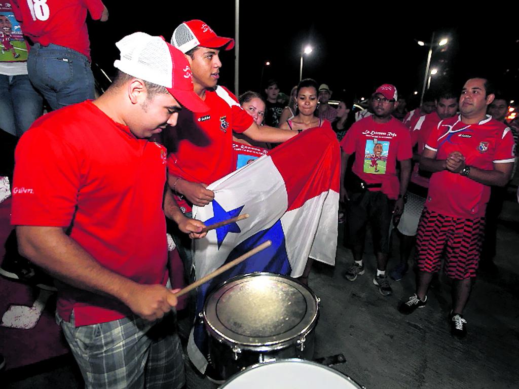 4. Adultos y niños formaron parte de la gran fiesta roja en la Cinta Costera.()