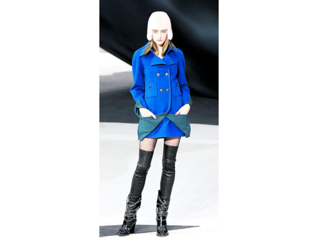 Largos abrigos en tweed en tono azul profundo acompañados de botas altas, chaquetas sobre faldas muy cortas, pantalones estrechos, mallas hilvanadas con hilos metálicos: el director artístico de Chanel, el alemán Karl Lagerfeld, envió un mensaje de elegan
