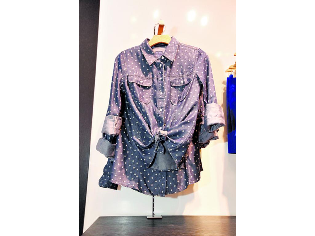 Guess. Camisa jeans con puntos de la colección Sexy Without Questions. Da un estilo juvenil, sensual y atrevido con el amarrado en el área del ombligo.