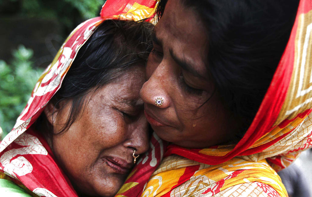 Dos mujeres se consuelan ante la tragedía. Foto/AP<br>