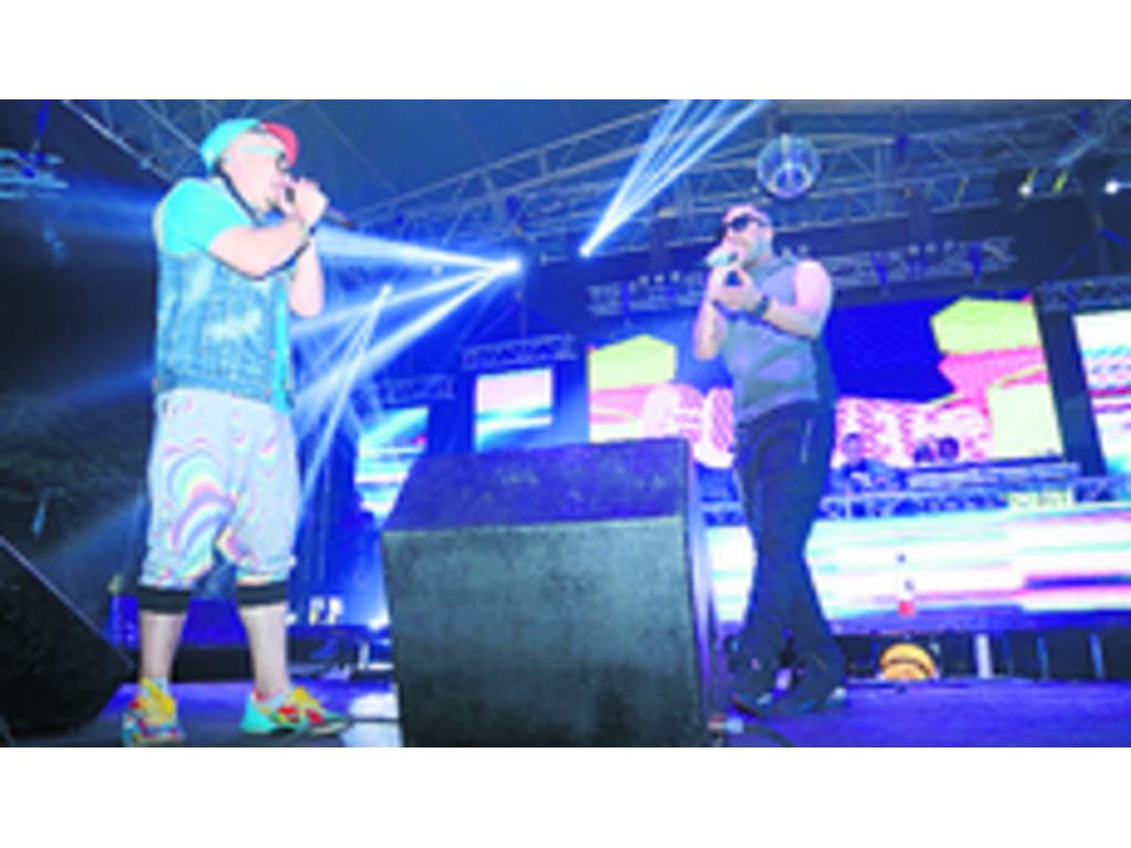 La gente gozó, a pesar de la lluvia y del retraso del show.