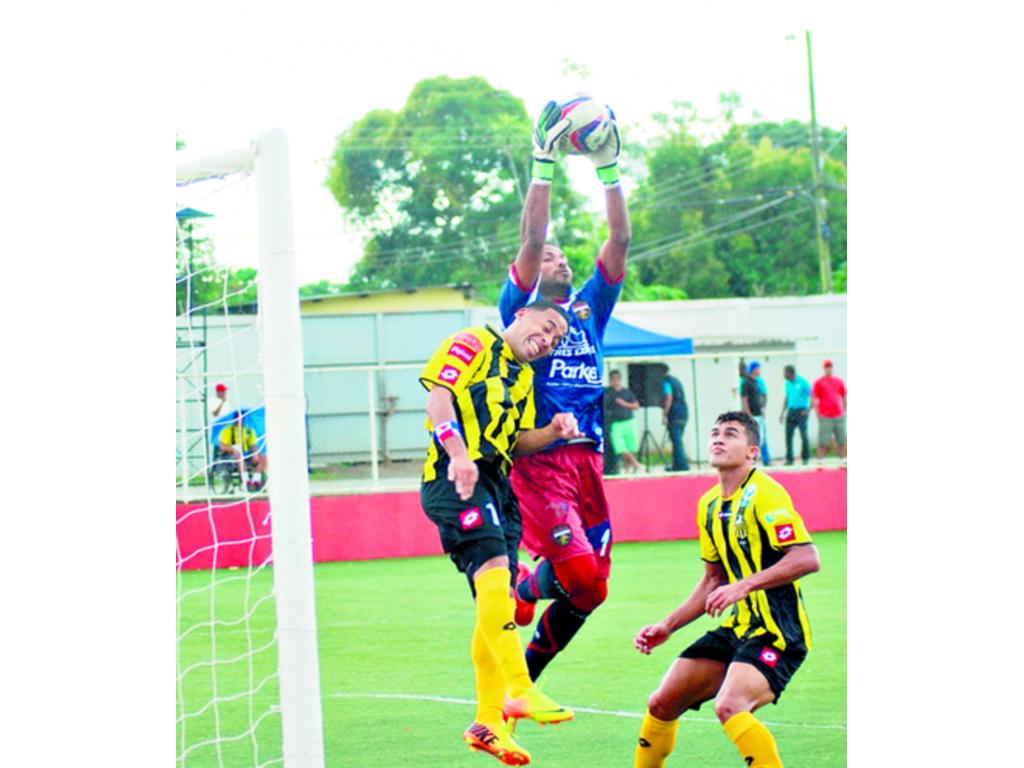 Vladimir Vargas, de Plaza Amador, atrapa el balón ante el salto de Ernesto Sinclair, del CAI.(Cortesía Aldo Almanza)
