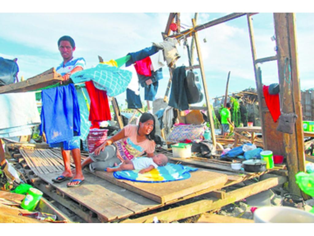 Esta familia y su pequeño niño sobrevivieron a la furia de Haiyan.(AP)