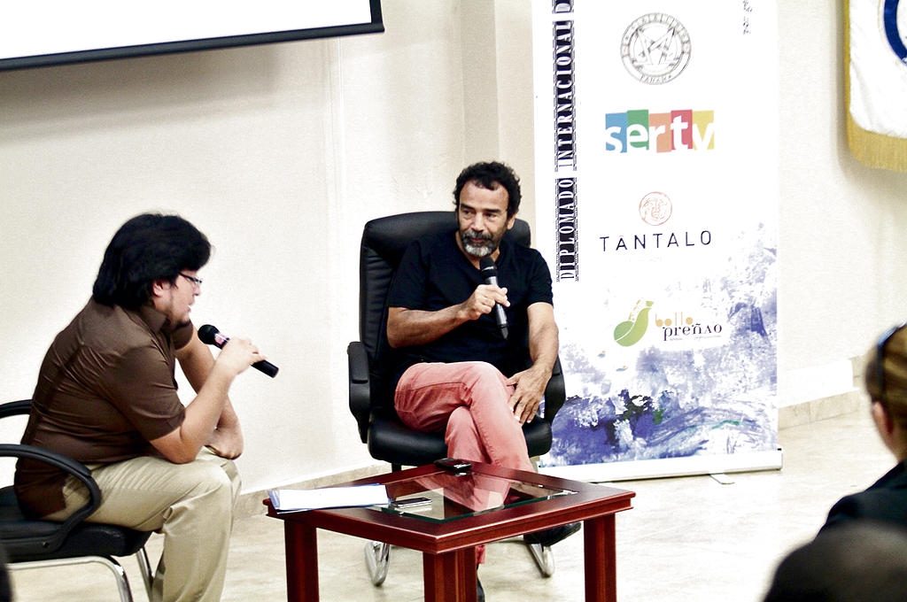 Diálogo. Paco Castillo y Damián Alcázar en la U. Latina.(Omar Morales.)