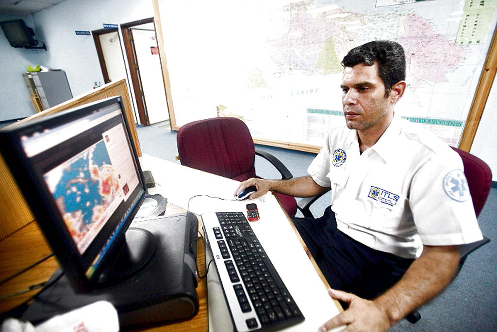 Monitoreo. Vigila la trayectoria de la tormenta.(EFE)