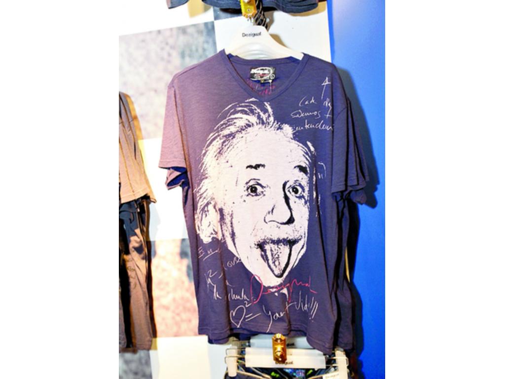 La cabeza de Albert Einstein es famosa, tanto así, que la marca española la quiso plasmar en un suéter. La moda es llevar el rostro de personalidades.