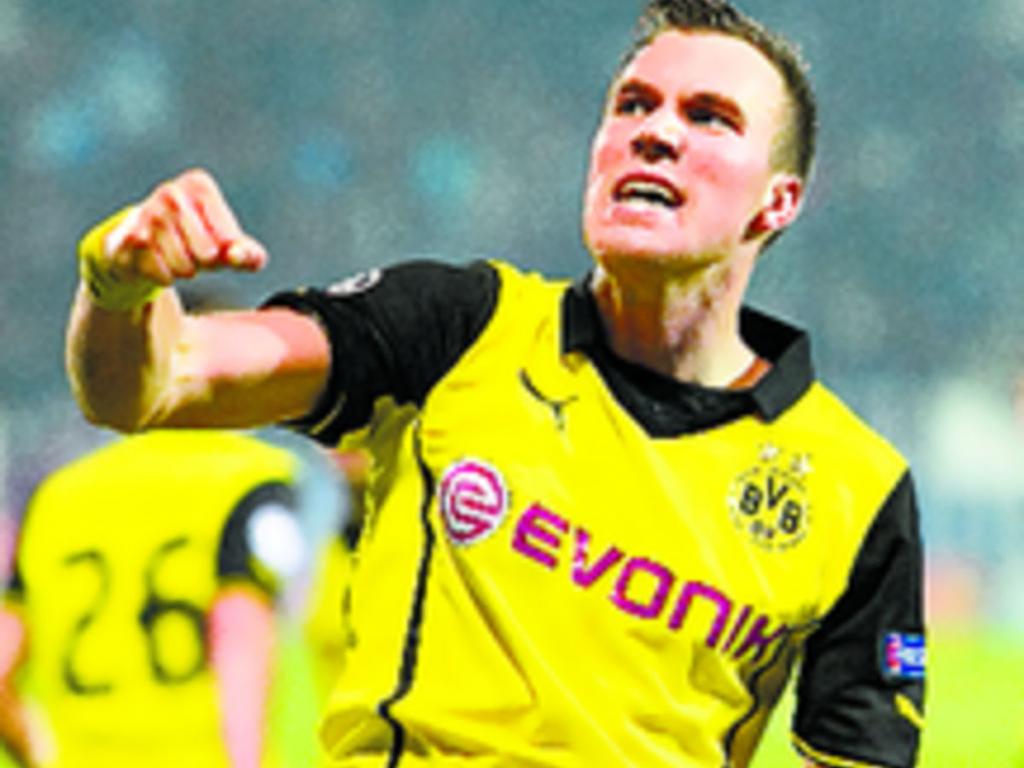 Agónica clasificación. El Borussia Dortmund, subcampeón de Europa, logró de forma agónica la clasificación para octavos de final de la Liga de Campeones al derrotar al Olympique de Marsella con un tanto de Grosskreutz en el minuto 87 (1-2).(El triunfo, el