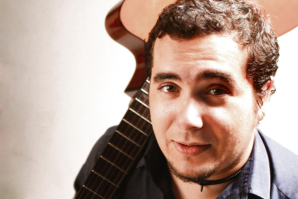 Amor. Su guitarra es una gran compañía.()