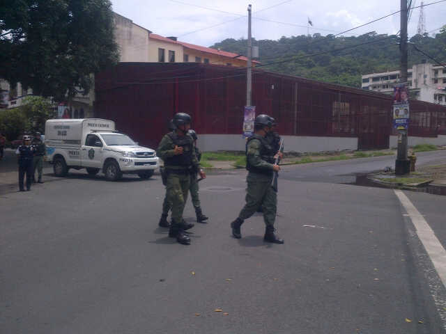 Las calles adyacentes al colegio están cerradas. Foto/Luis René Ábrego