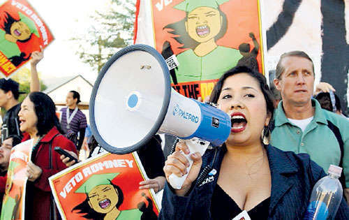 <p>Activistas salen a las calles para objetar la SB1070.</p>