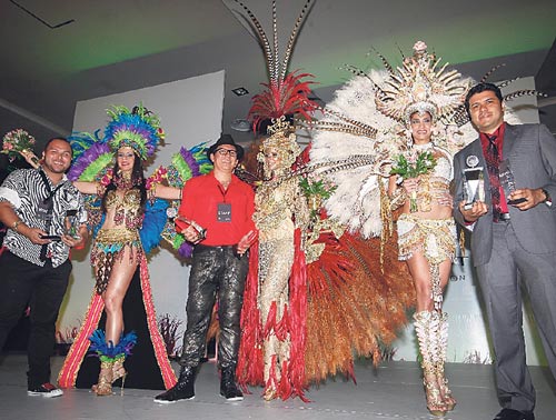 <p>Premios. Los diseñadores posan con sus premios y mises.</p>