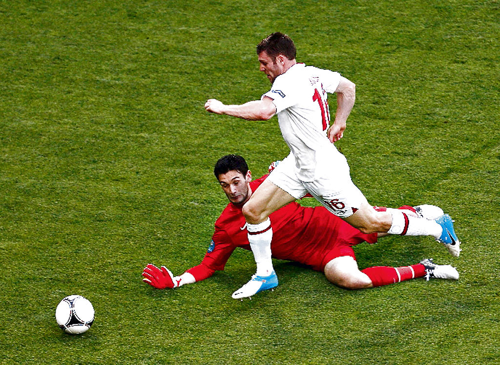 Maniobra. Milner esquiva al arquero Lloris.(EFE)