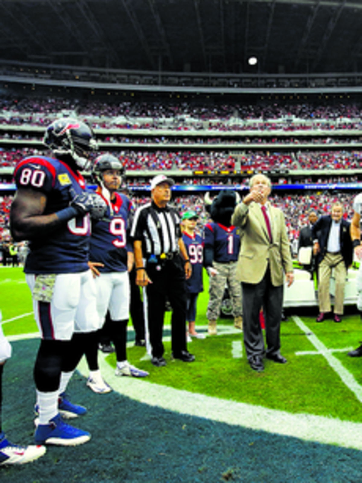 George W. Bush participó en la previa del partido de ayer.(AP)