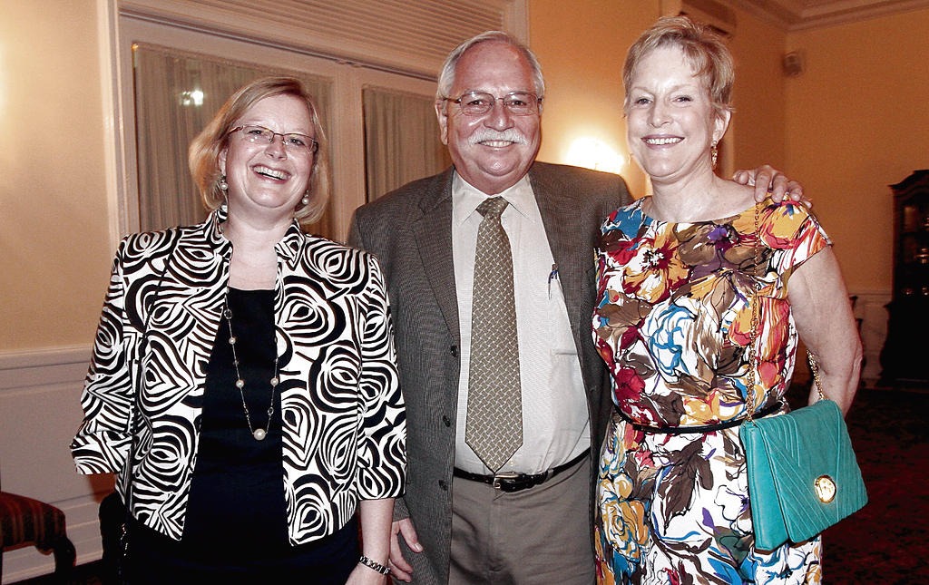 Julia Mckay, Jerry Johnson y Marilyn Johnson.()