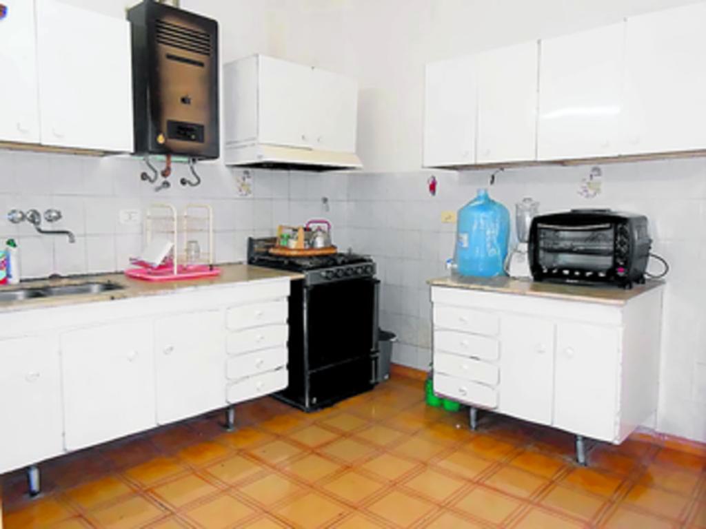 En una cocina pequeña es básico contar con gabinetes que le permitan organizar los trastes en un lugar oculto, así la desorganización no le robará espacio y su cocina estará siempre ordenada.()