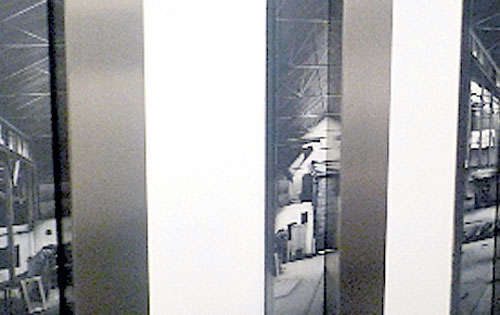 <p>Pintura con piezas de acero.</p>