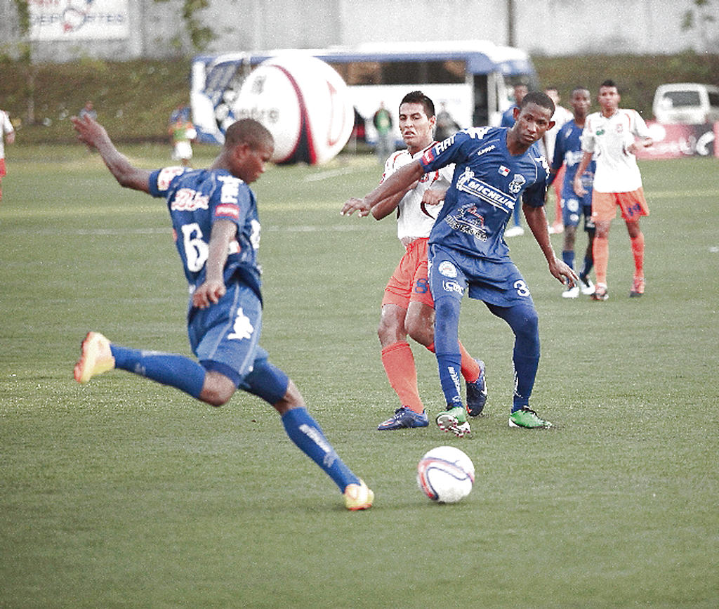 Despeje. Alberto Vargas, del Árabe (6), patea el balón ante la mirada de Fidel César y Juan De Gracia (8).()