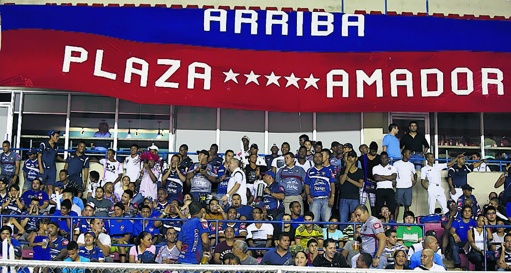 Apoyo. La fiel fanaticada placina no dejó de alentar a su equipo durante el partido.(Anayansi Gamez)