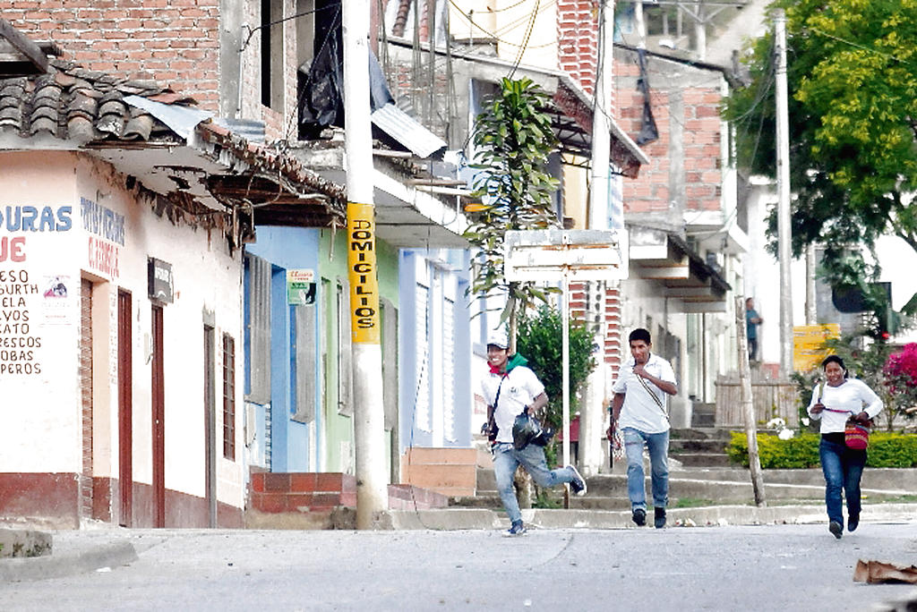 Miedo. Pobladores del Toribío huyen de la violencia.(EFE)