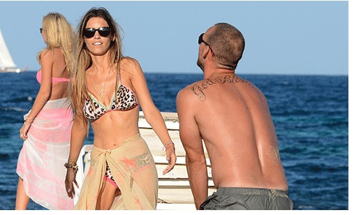 Wesley Sneijder y su esposa Yolanthe Cabau, disfrutaron de un partido de voleibol de playa en Ibiza.Foto/Tomada de Récord.com<br>