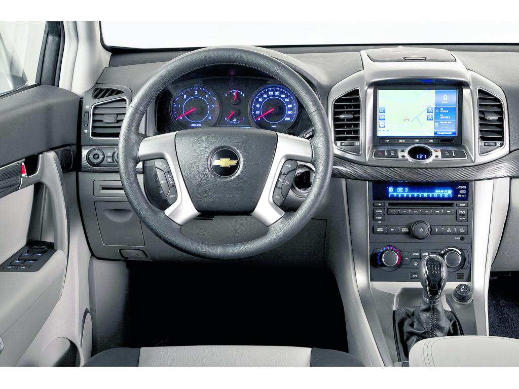 Para una mayor facilidad del conductor, esta novedosa camioneta viene equipada con controles de mando en el timón para manipular diversas funciones del carro como el radio o las ventanas, entre otras.()