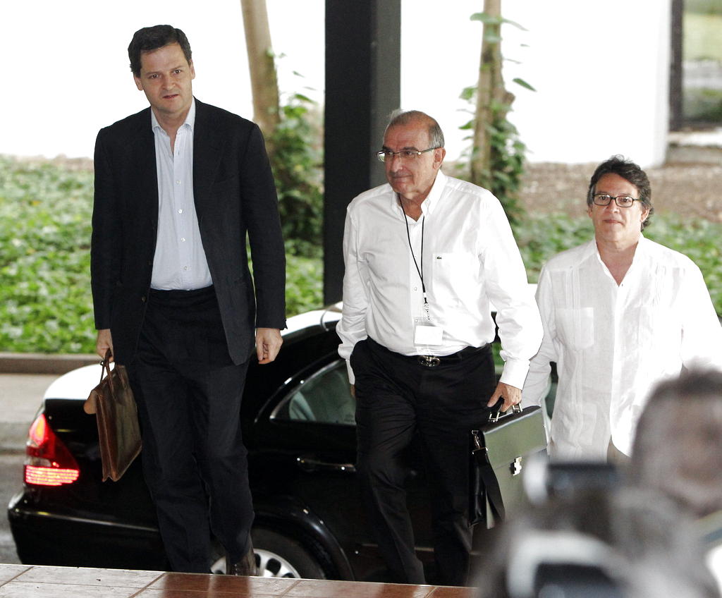 El exvicepresidente Humberto de la Calle (c), líder del equipo negociador del Gobierno de Juan Manuel Santos, el alto comisionado de Paz de Colombia, Sergio Jaramillo (i), y el embajador de Colombia en La Habana, Gustavo Bell (d), llegan al Palacio de las