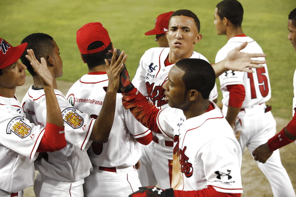 Los Metropolitabos celebran su segunda victoria ante el equipo de Colón. Foto/Anayansi Gamez.<br>