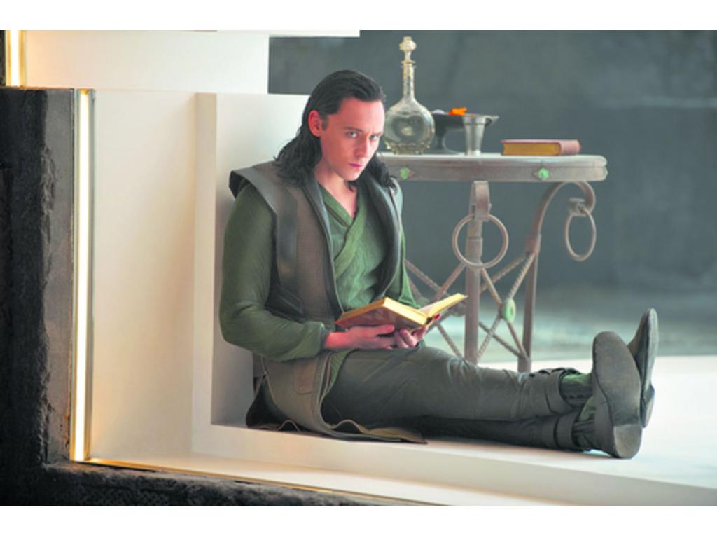 Cuando es encarcelado provoca la batalla con los Elfos oscuros que sostienen larga enemistad con Asgard.