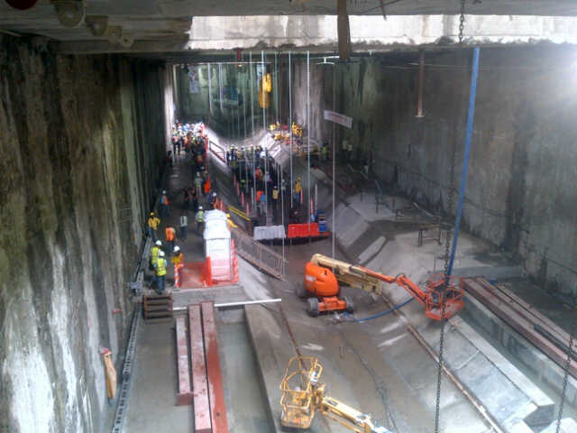 Preparativos para recibir la enorme máquina que tiene como función excavar y revestir el túnel por donde transitará el Metro de Panamá. Foto/Jesús Simmons<br>