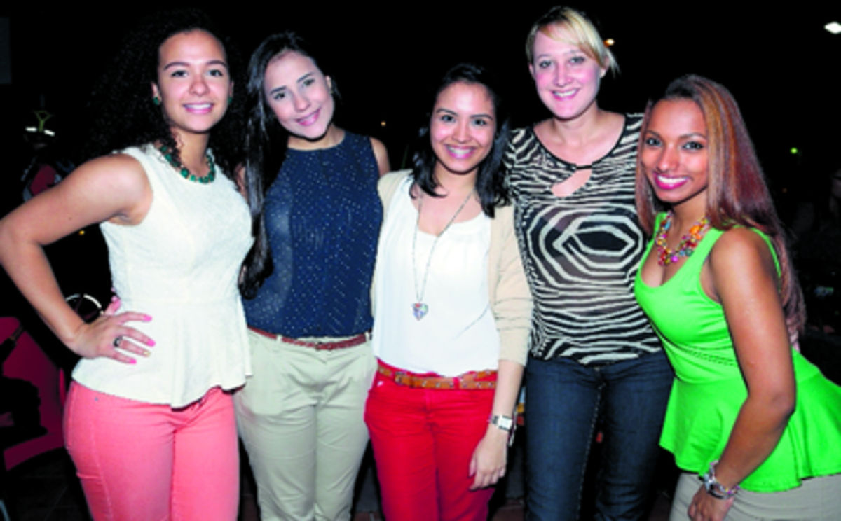 5. Regiane Ferronato, Bárbara Elorza, Karmele García, Lauren Johnson y Elimar Sequeira.