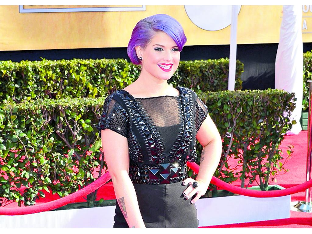 La actriz Sarah Hyland, de Dolce & Gabbana, mejor que en los Globos de Oro, pero aún echándose años, mientras que la presentadora de Fashion Police, Kelly Osbourne, llegó con un vestido que combinaba la pedrería con las transparencias, terminando el dise