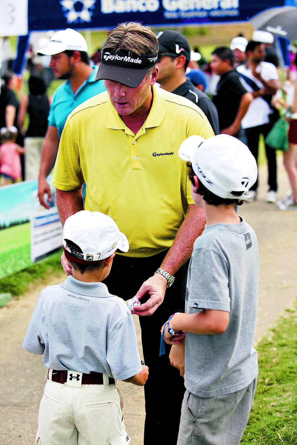 3. Los niños aprovecharon para pedirle un autógrafo a sus golfistas favoritos.