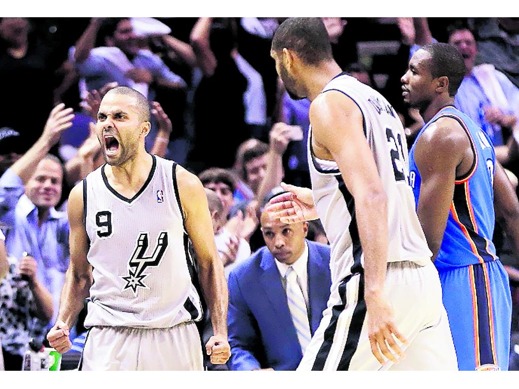 Letales. Tony Parker (izq.) y Tim Duncan, de los Spurs.(ap)